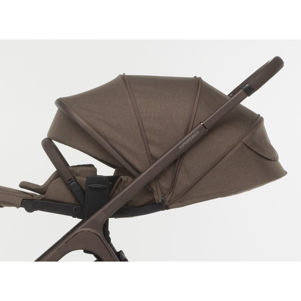 Extendible hood adjustable in height