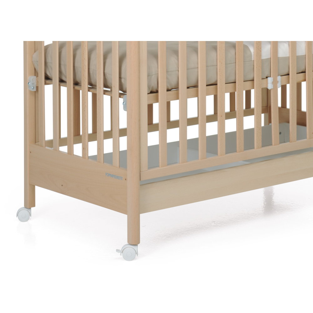 Ampio cassetto inferiore, suddiviso in due scomparti e 4 ruote piroettanti (di cui 2 con freno)