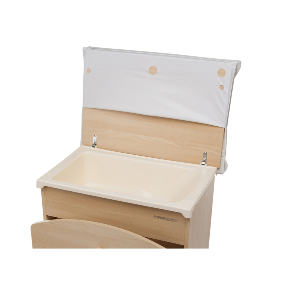 Pratico materassino e piano ribaltabile, dotato di vaschetta per il bagnetto estraibile