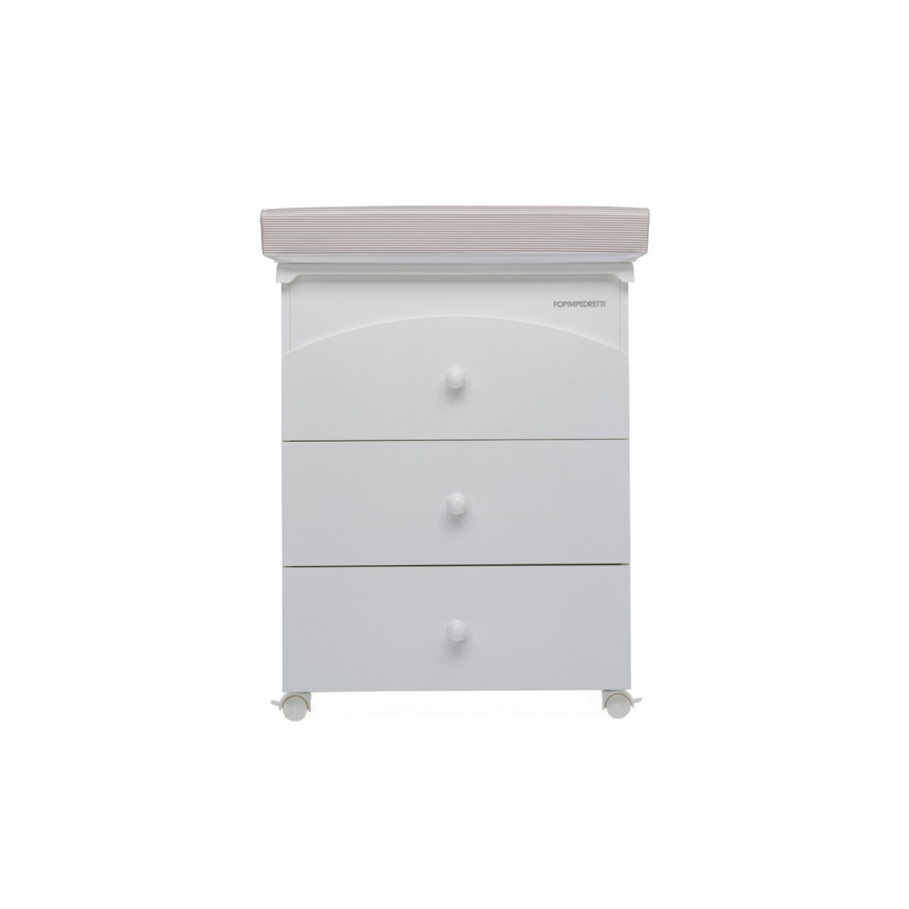 Dotato di tre ampi cassetti