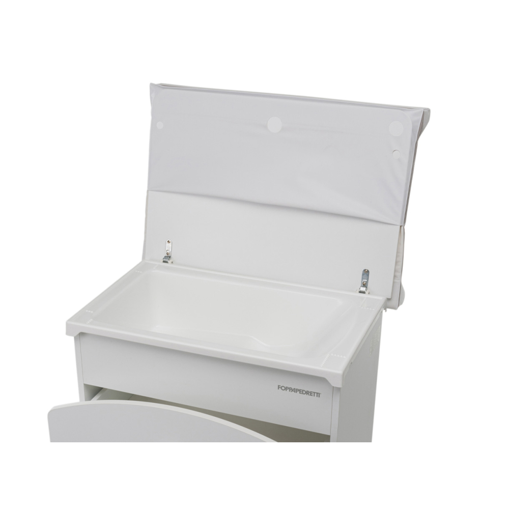 Pratico materassino e piano ribaltabile, dotato di vaschetta per il bagnetto estraibile