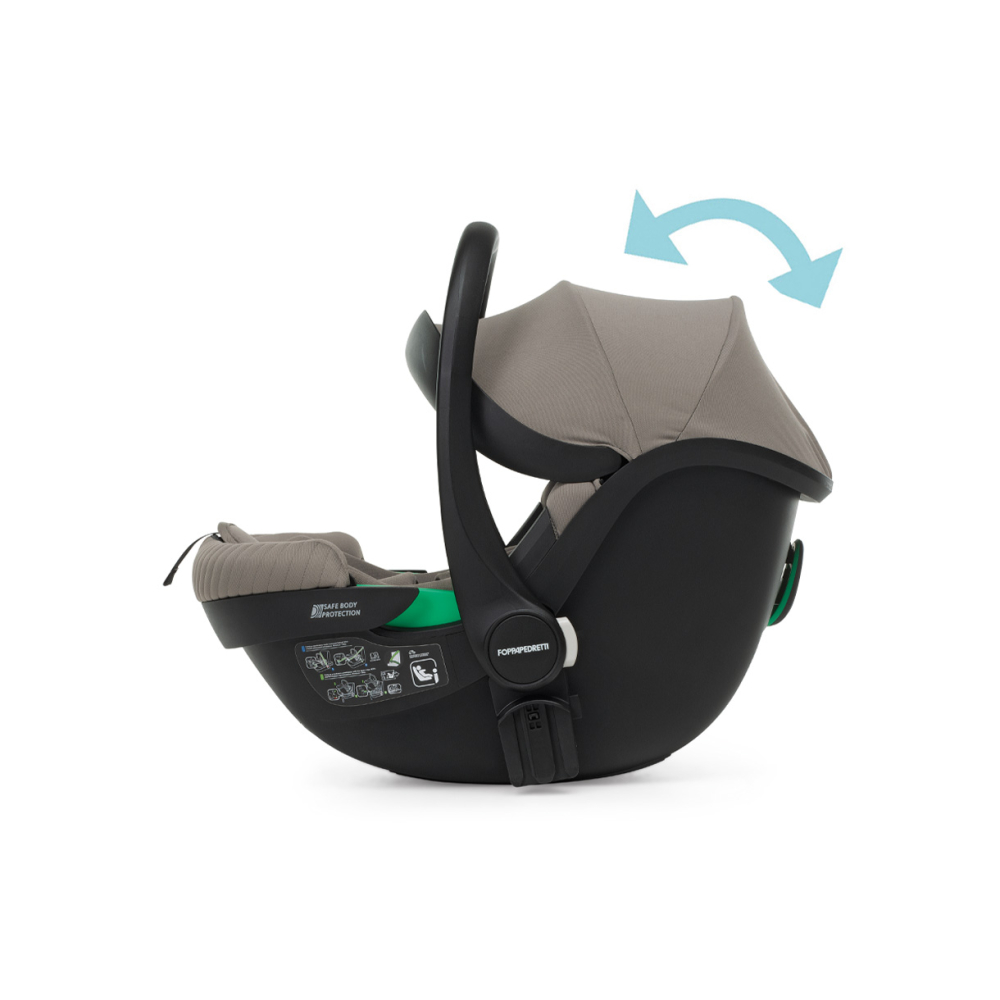 Mit praktischem, zusammenklappbarem Verdeck