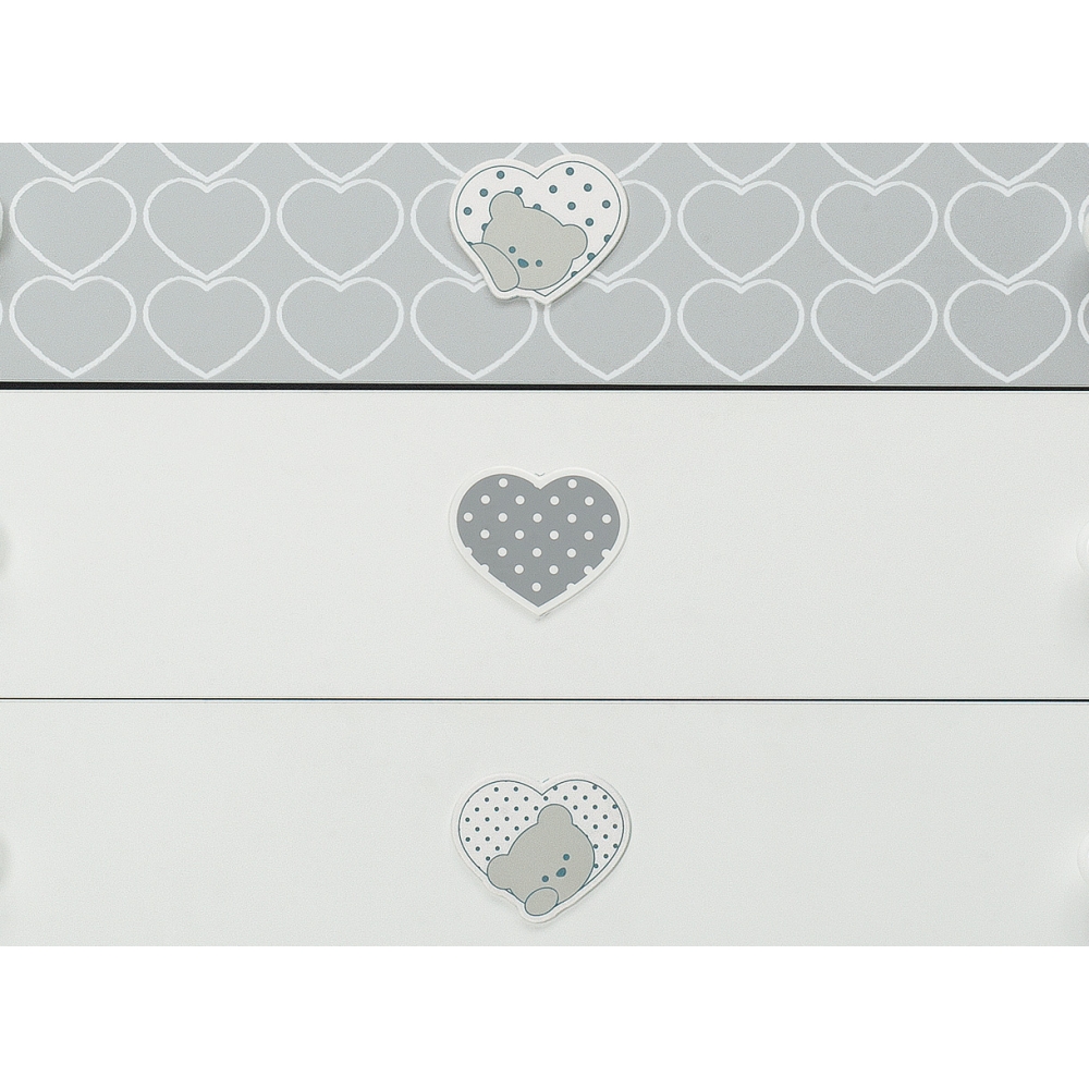 Ampi cassetti decorati con cuori che racchiudono un dolce orsetto