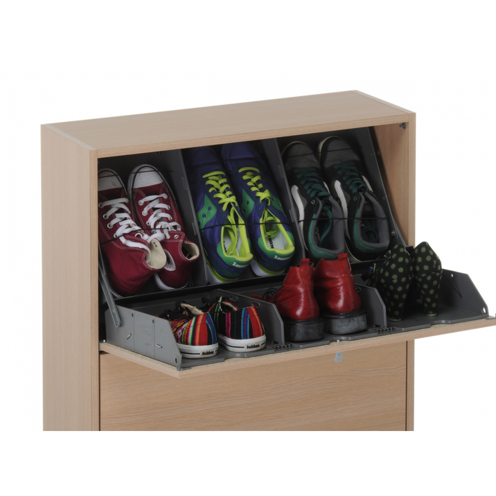 It can hold up to 18 pairs of shoes (up to size 44 included)