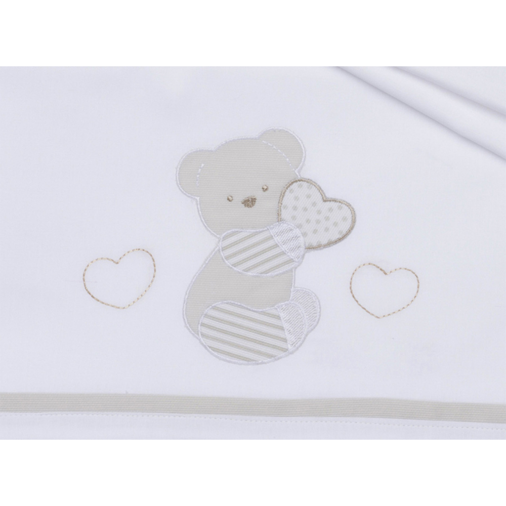 Characterised by elegant embroidery in the design of the teddy bear and hearts of the nursery