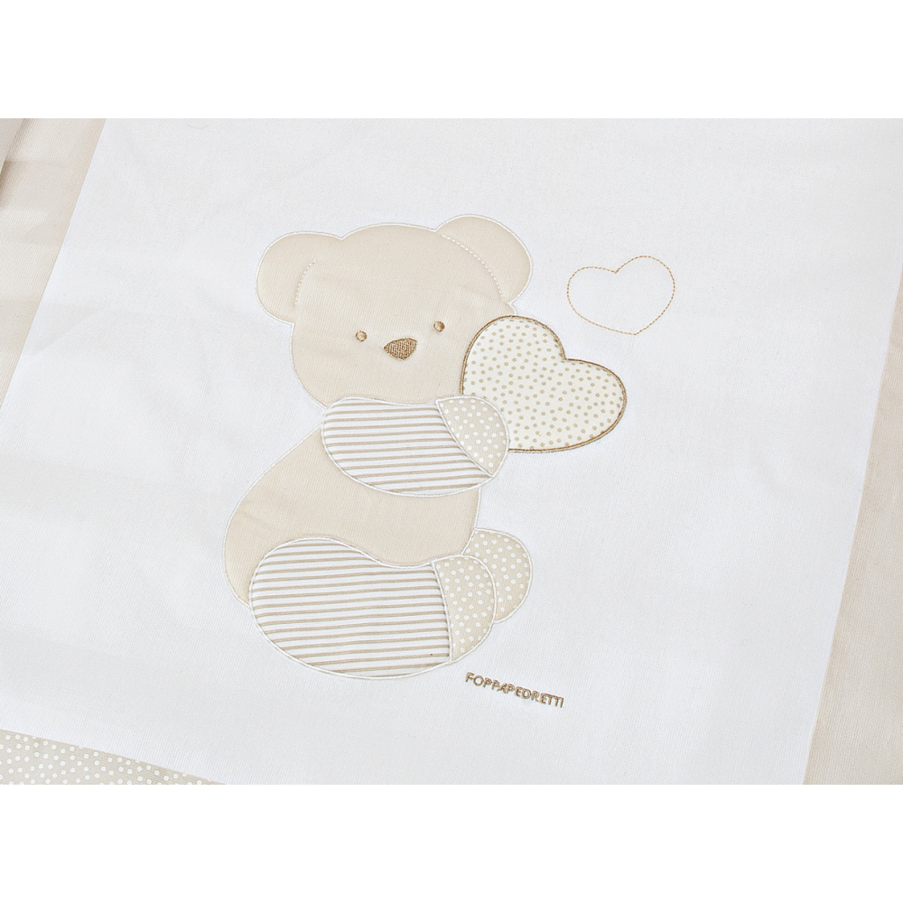 The Dolcecuore complete is characterised by elegant embroidery in the design of the teddy bear and hearts of the nursery