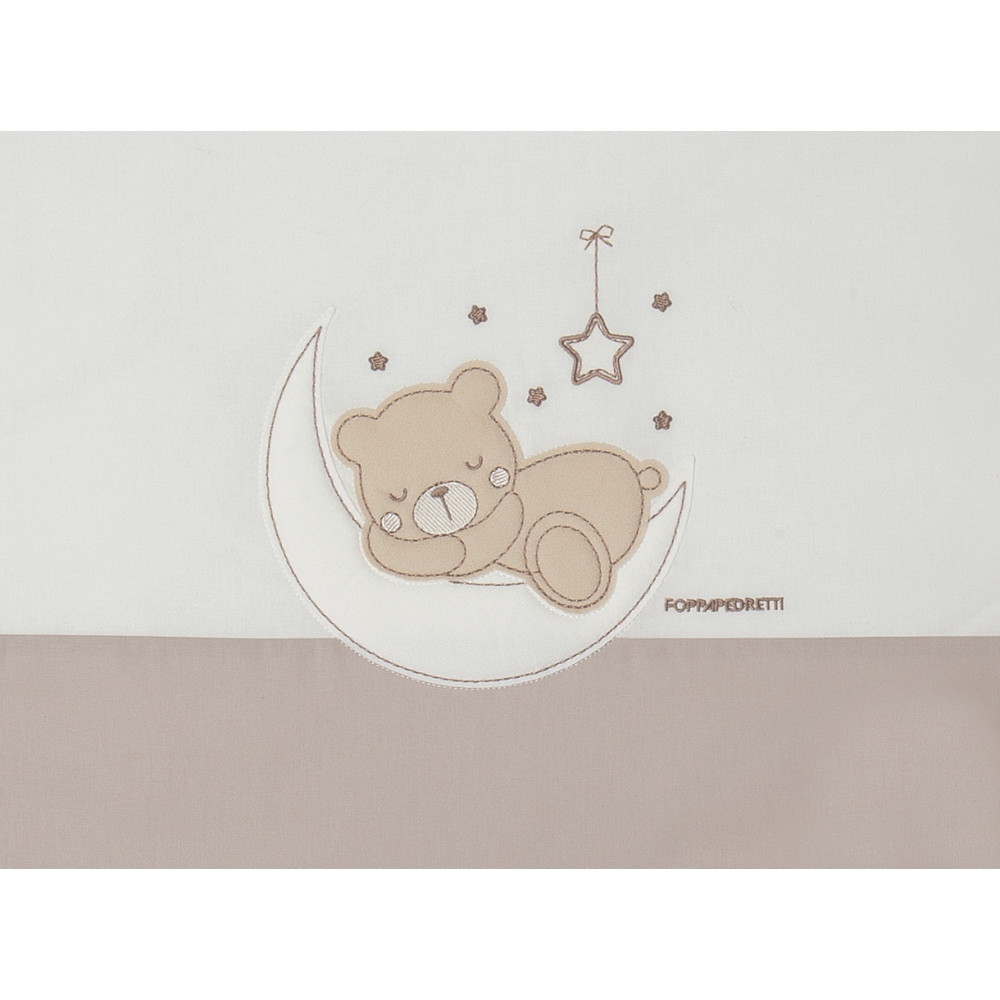 Ricami di un tenero orsetto tra la luna e le stelle.