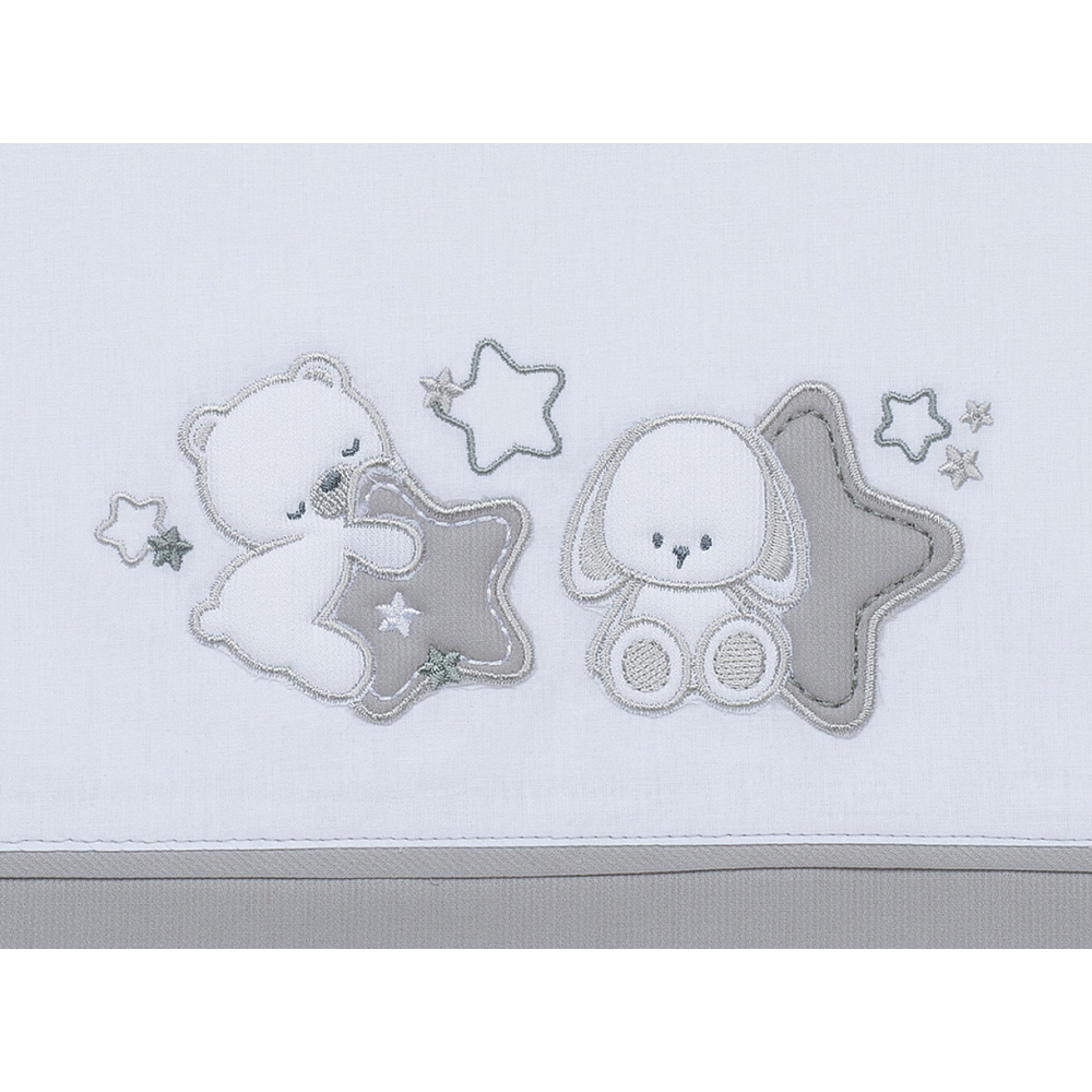 Decorato con un tenero ricamo di stelline e cuccioli