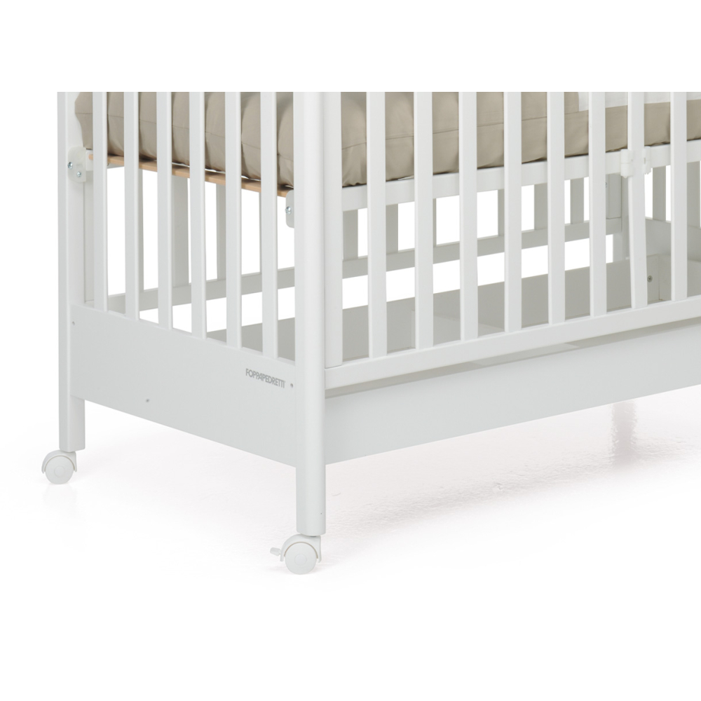 Ampio cassetto inferiore, suddiviso in due scomparti e 4 ruote piroettanti (di cui 2 con freno)