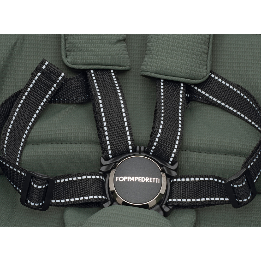 Pratico sistema Easyclose per un aggancio facilitato delle cinturine di sicurezza tramite fibbia magnetica apri e chiudi