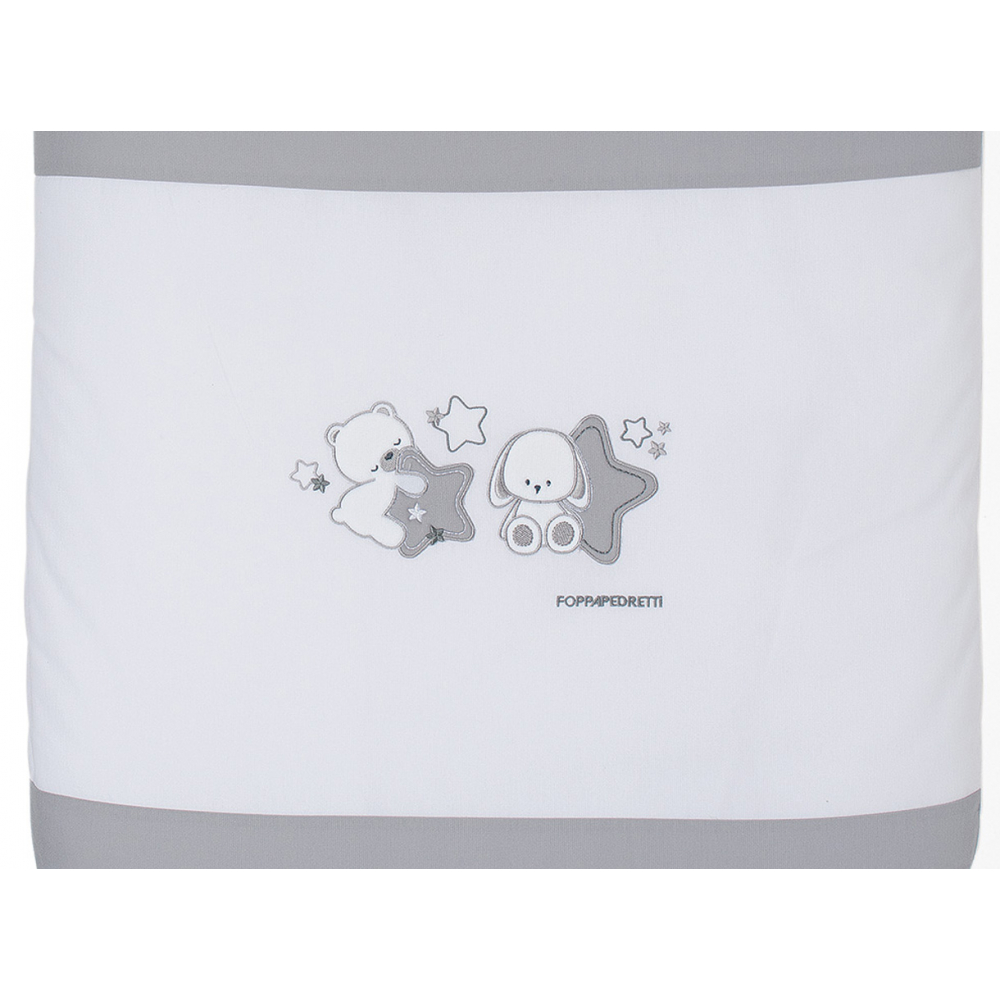 Decorato con un tenero ricamo di stelline e cuccioli